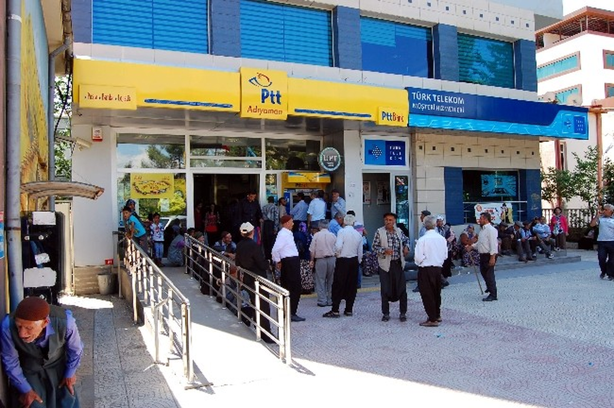 PTT\'de Para Olmayınca Yaşlılar ve Kadınlar Bekledi