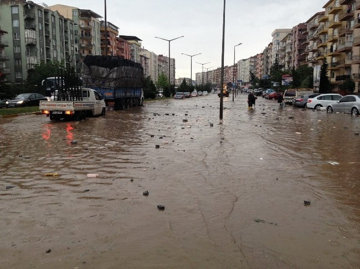 Sağanak Yağış Uşak\'ı Felç Etti