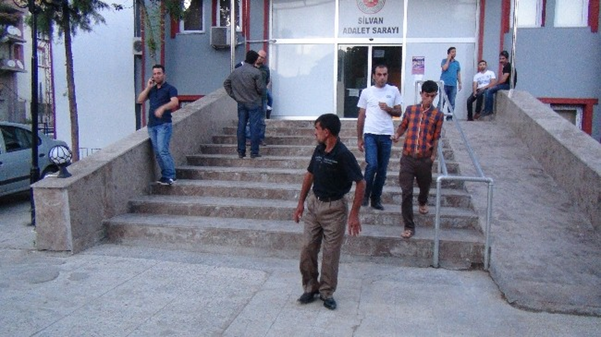Silvan\'da 2 Çocuk Tutuklandı