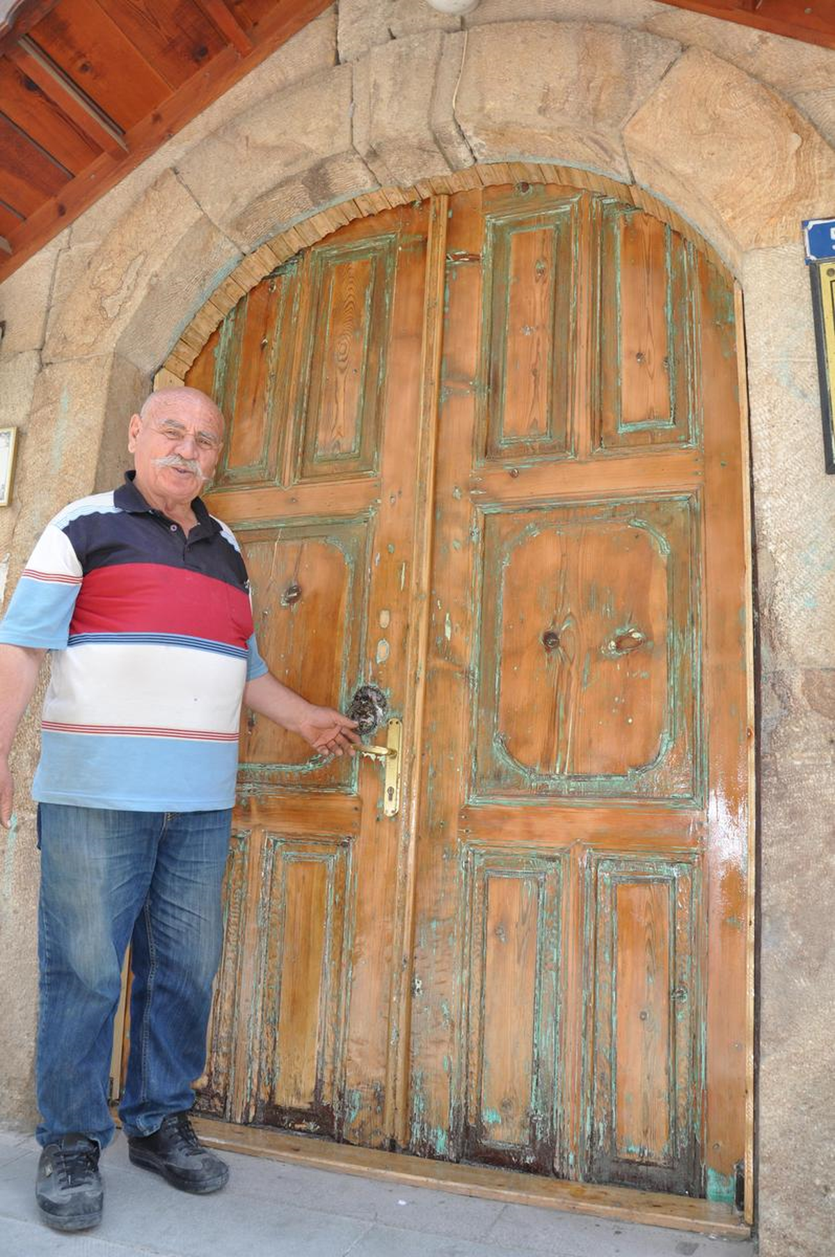 Tarihi İncili Cami\'inin Kapısındaki Yağlı Boya Temizlendi