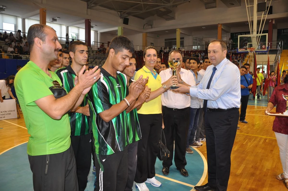 Tarsus\'ta "Atletizm Oyunları"Nda Decereye Girenler Ödüllendirildi