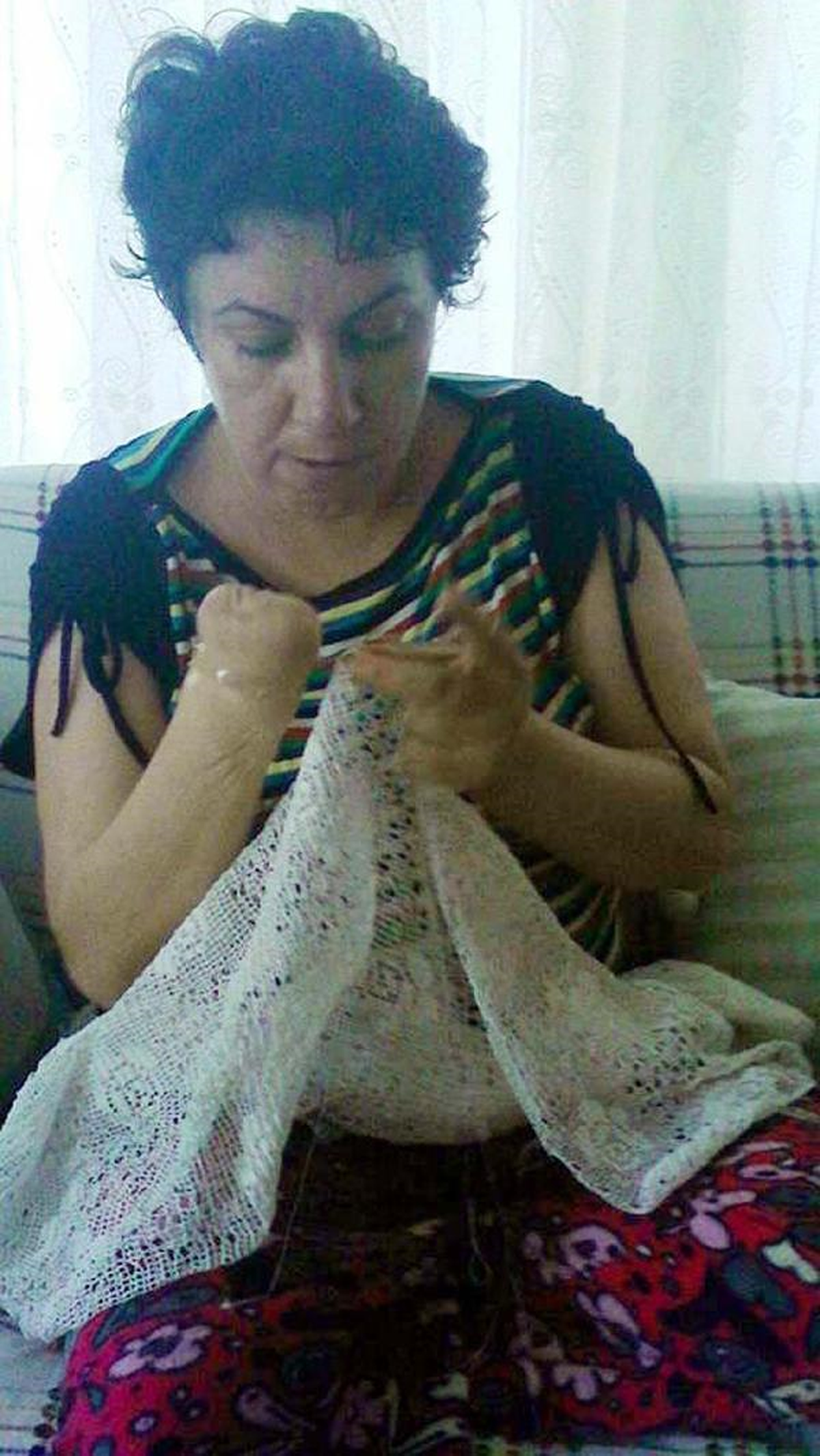 Tek Eliyle Dantel Örüyor