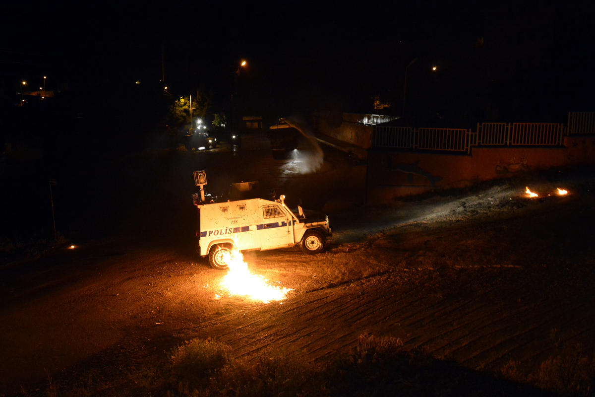 Tunceli\'de Polis Araçlarına Molotofkokteylli Saldırı