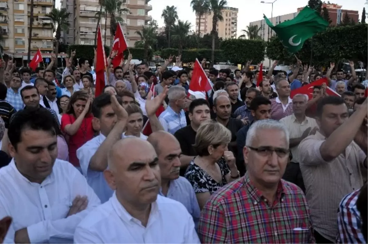 Türk Bayrağının İndirilmesi Protesto Edildi