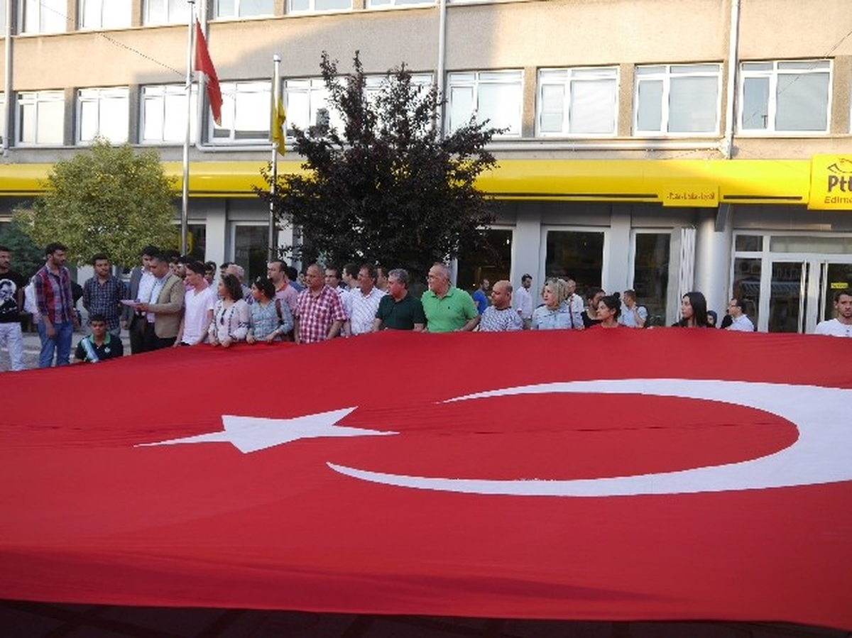 Türk Bayrağının İndirilmesine Edirne\'den Tepki