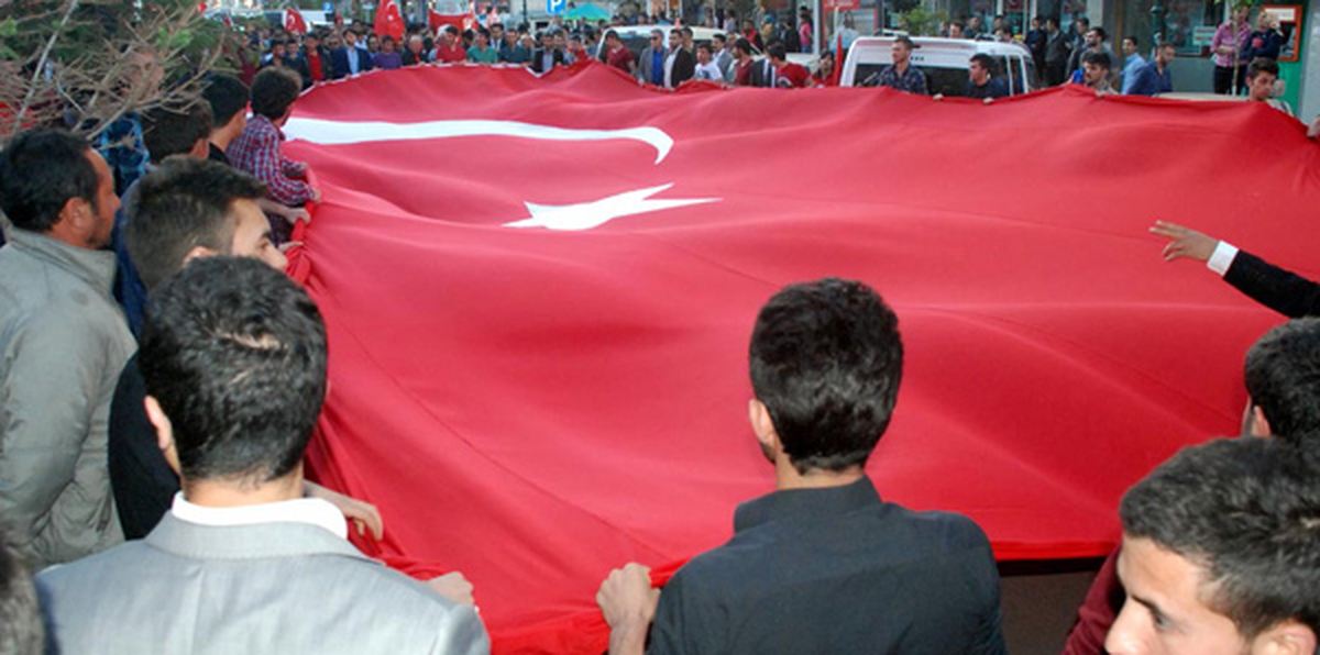 Ülkü Ocakları\'ndan Bayrak İndirme Tepkisi