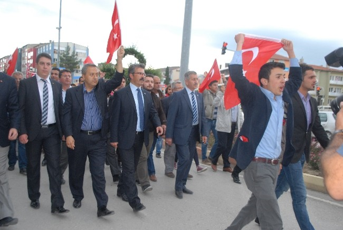 Ülkücülerden Bayrağa Saygı Yürüyüşü