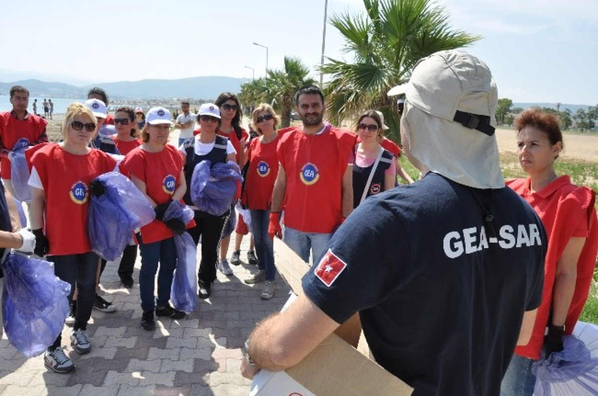 Urla Kum Denizi Plajları Temizlendi