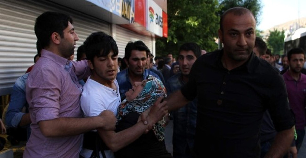 Van\'da Anne Gözaltına Alınan Oğlunu Polislerin Elinden Aldı