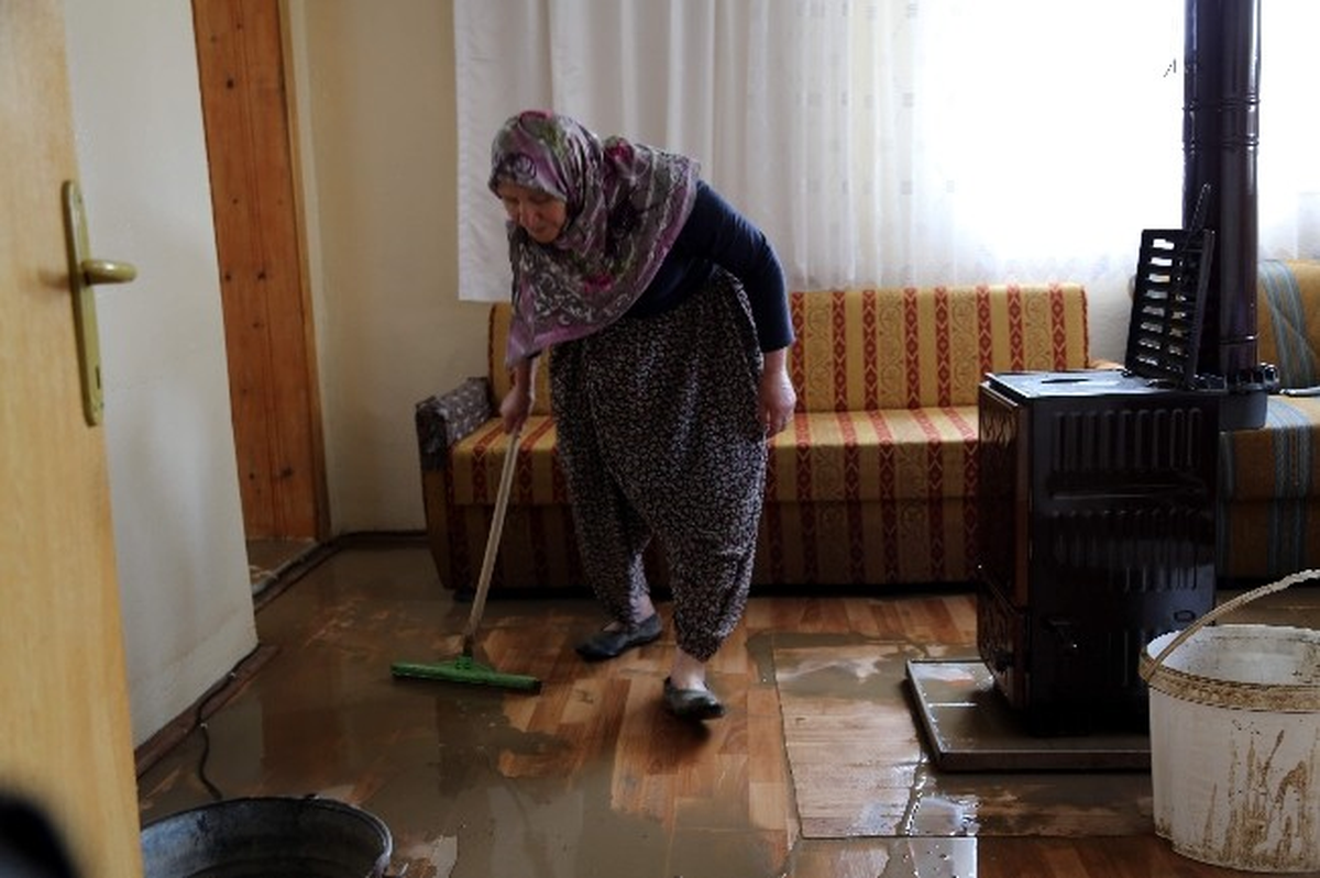 Vatandaşlar Su Basan Evleri Temizliyor