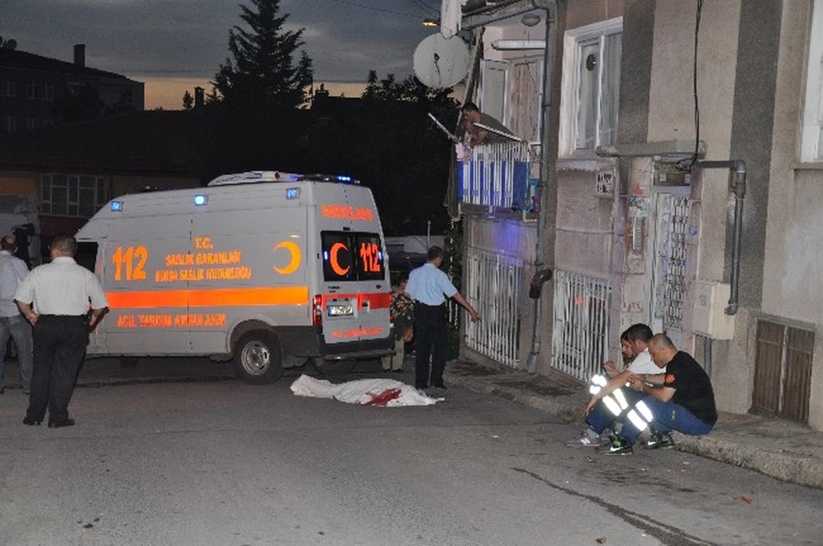 Yeni Evlendiği Karısının Gözleri Önünde İntihar Etti