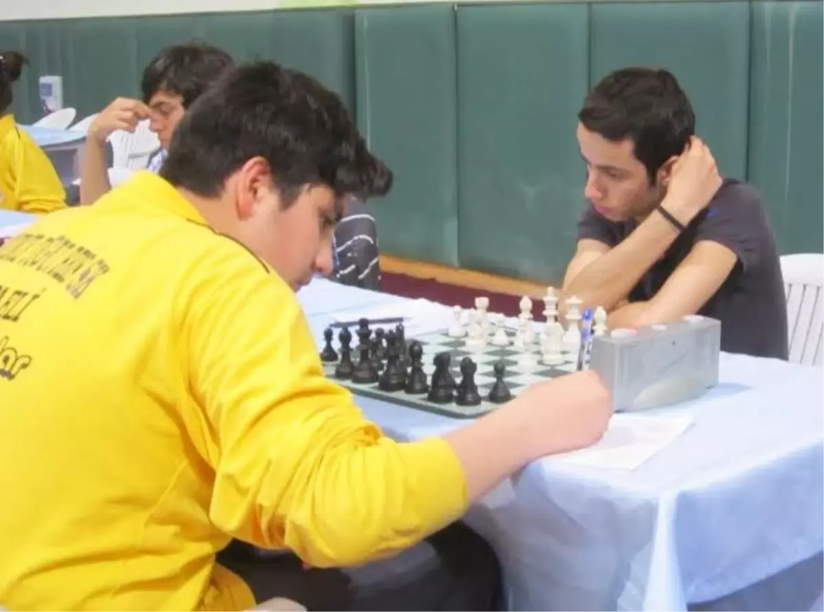 Yıldız Satranççılardan Kupa Yağmuru