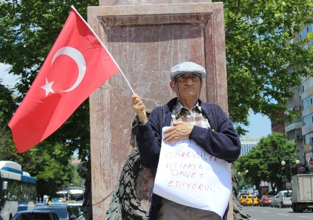 70\'lik Dede Bayrağa Saldırıyı \'Duran Adam Eylemi\' ile Protesto Etti