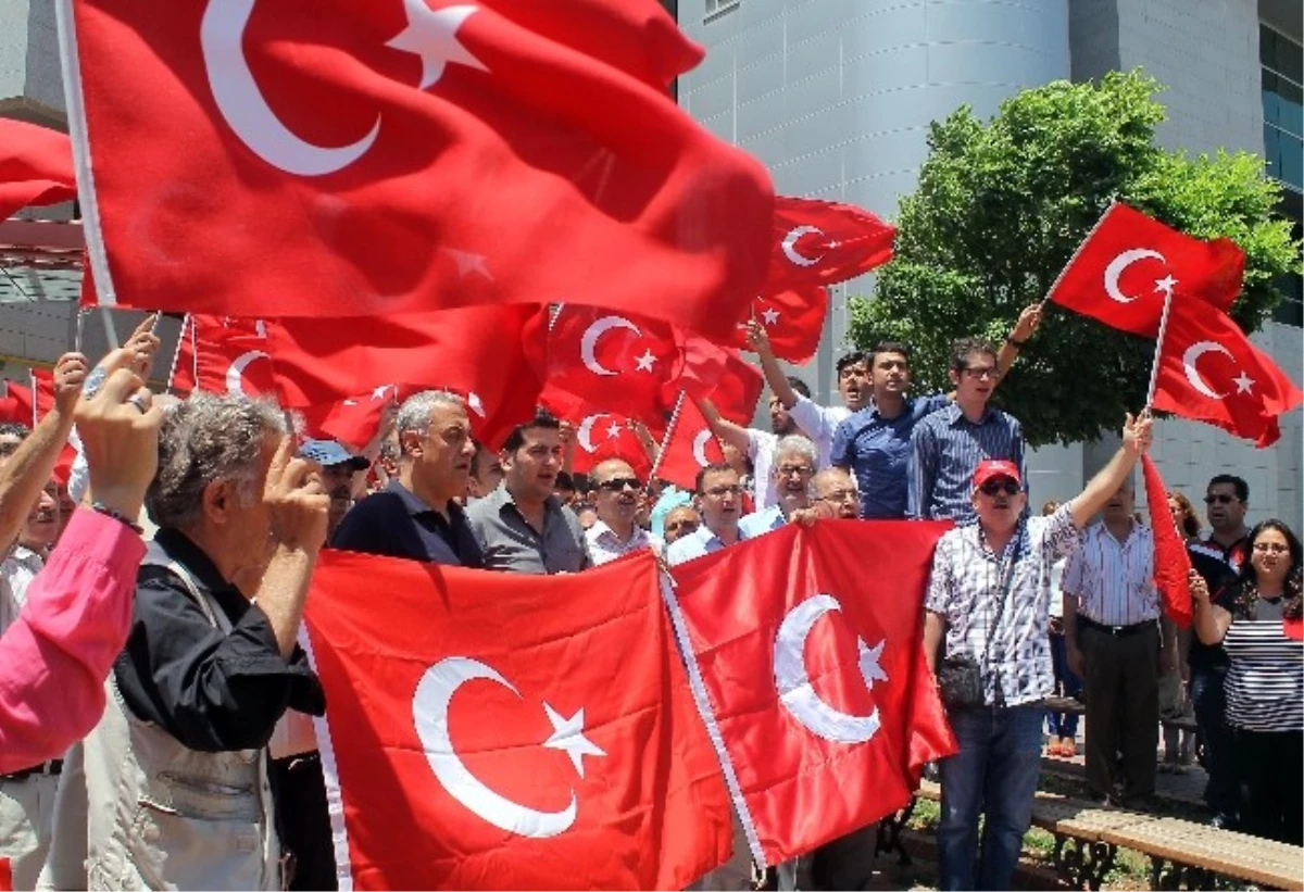 Adliye Çalışanları Diyarbakır\'daki Bayrak İndirme Olayını Protesto Etti