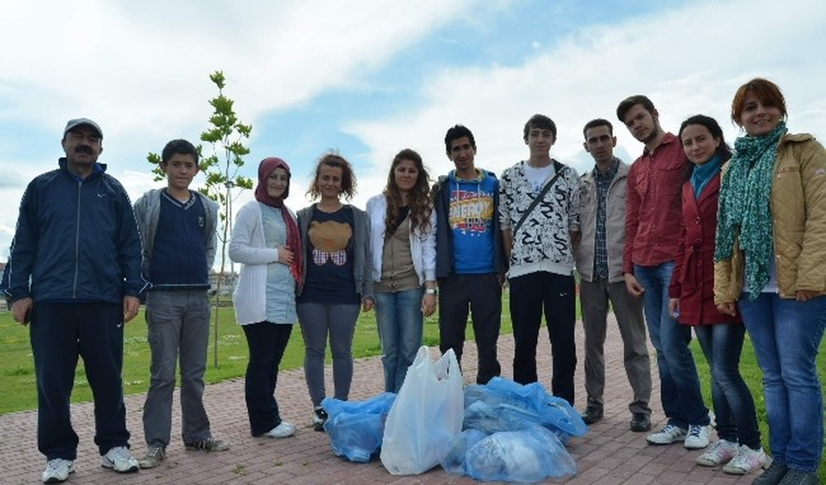 Afyonkarahisarlı Gençlerden Park Temizliği