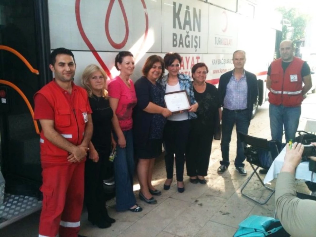 AK Parti Urla Kadın Kolları ile Gönüllü Kan Bağışı Kanpanyası