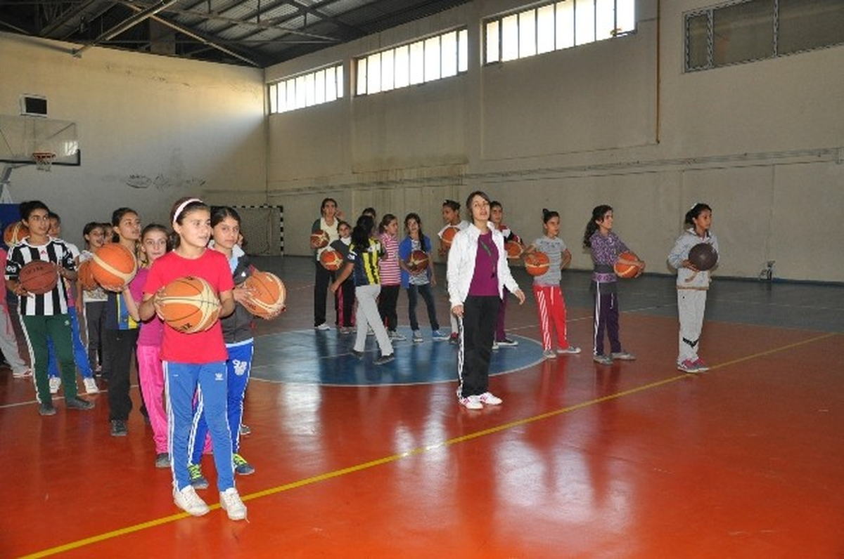 Şırnak\'ta Öğrencilere Basketbol ve Futbol Eğitimi Sona Erdi