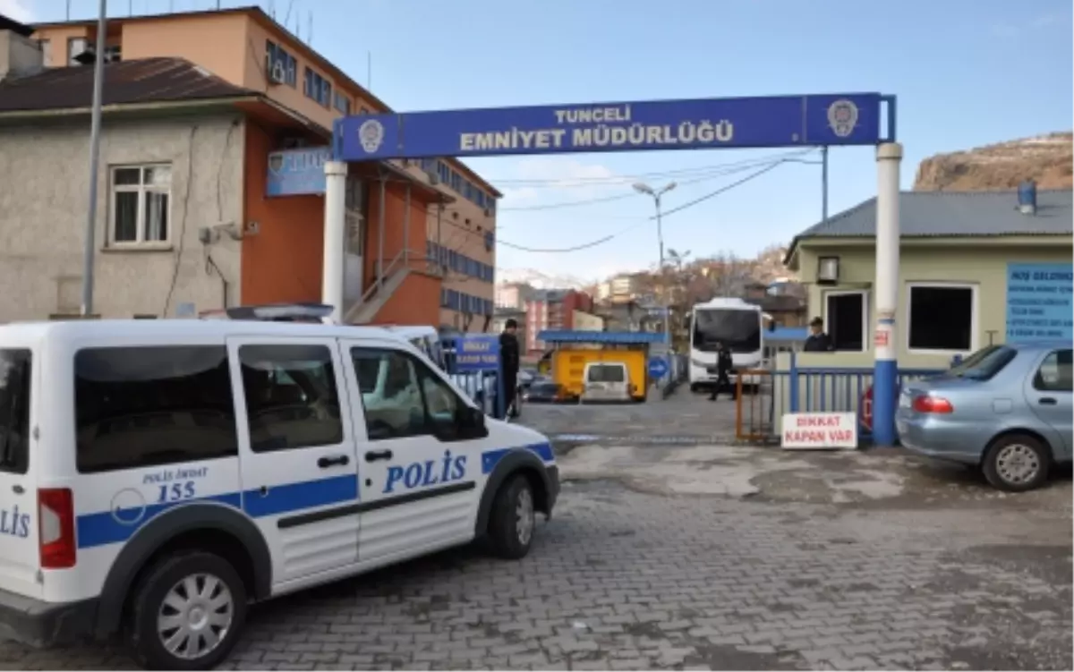 Tunceli Emniyet Binası Önünde Gözaltıları Protesto Eylemi