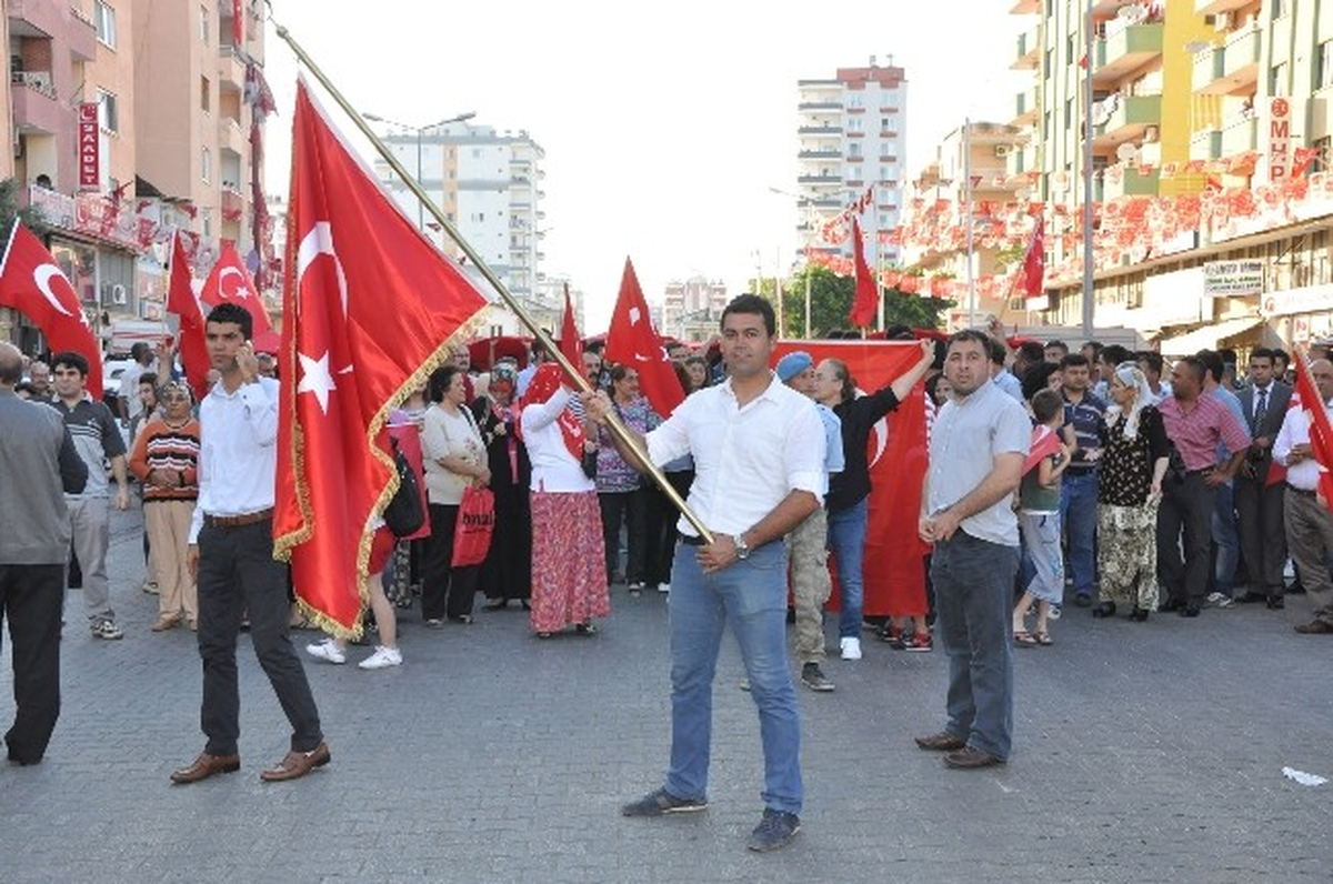Ülkücüler\'den \'Bayrak\' Yürüyüşü