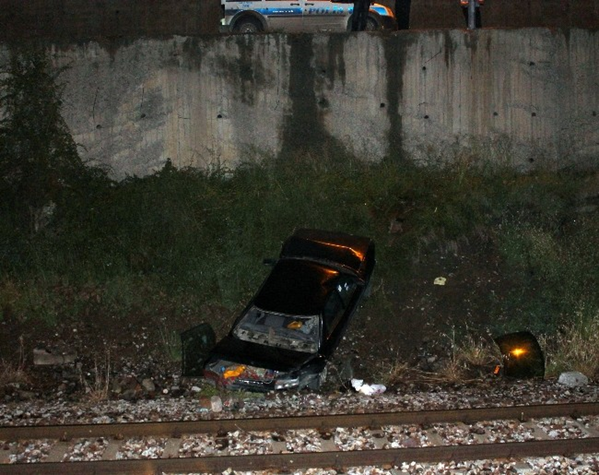 Başkent\'te Otomobil Tren Yoluna Uçtu: 2 Yaralı