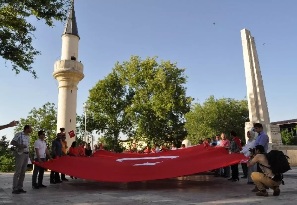 Bayrak İndirme Protesto Edildi