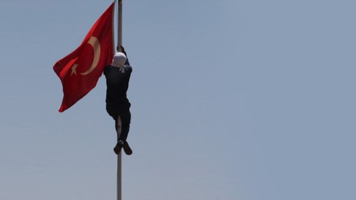 Bayrak İndirme Soruşturmasında 5 Kişi Gözaltına Alındı