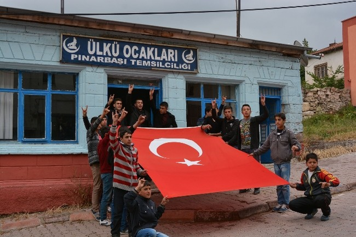 Bayrak İndirmeye Bir Tepki de Pınarbaşı\'ndan Geldi