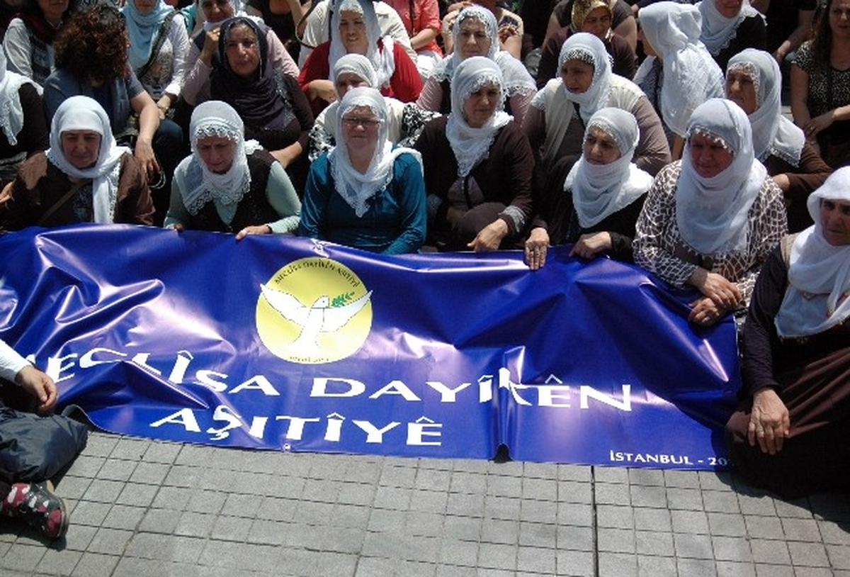 BDP\'li "Barış Anneleri" Oturma Eylemi Yaptı