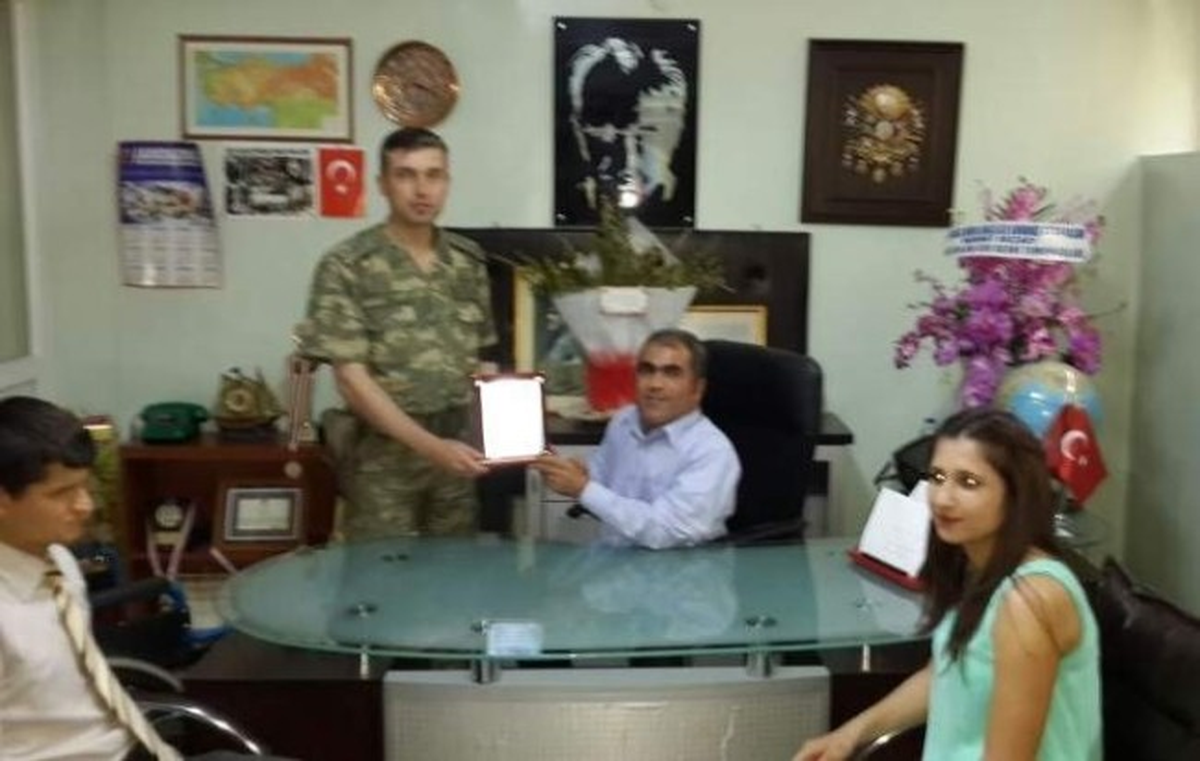 Binbaşı İri\'den Asd Başkanı Arslan\'a Plaket