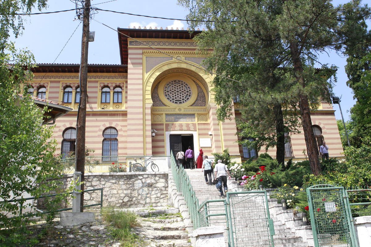 Bosna Hersek\'te En Başarılı Medrese Mezunlarına Plaket