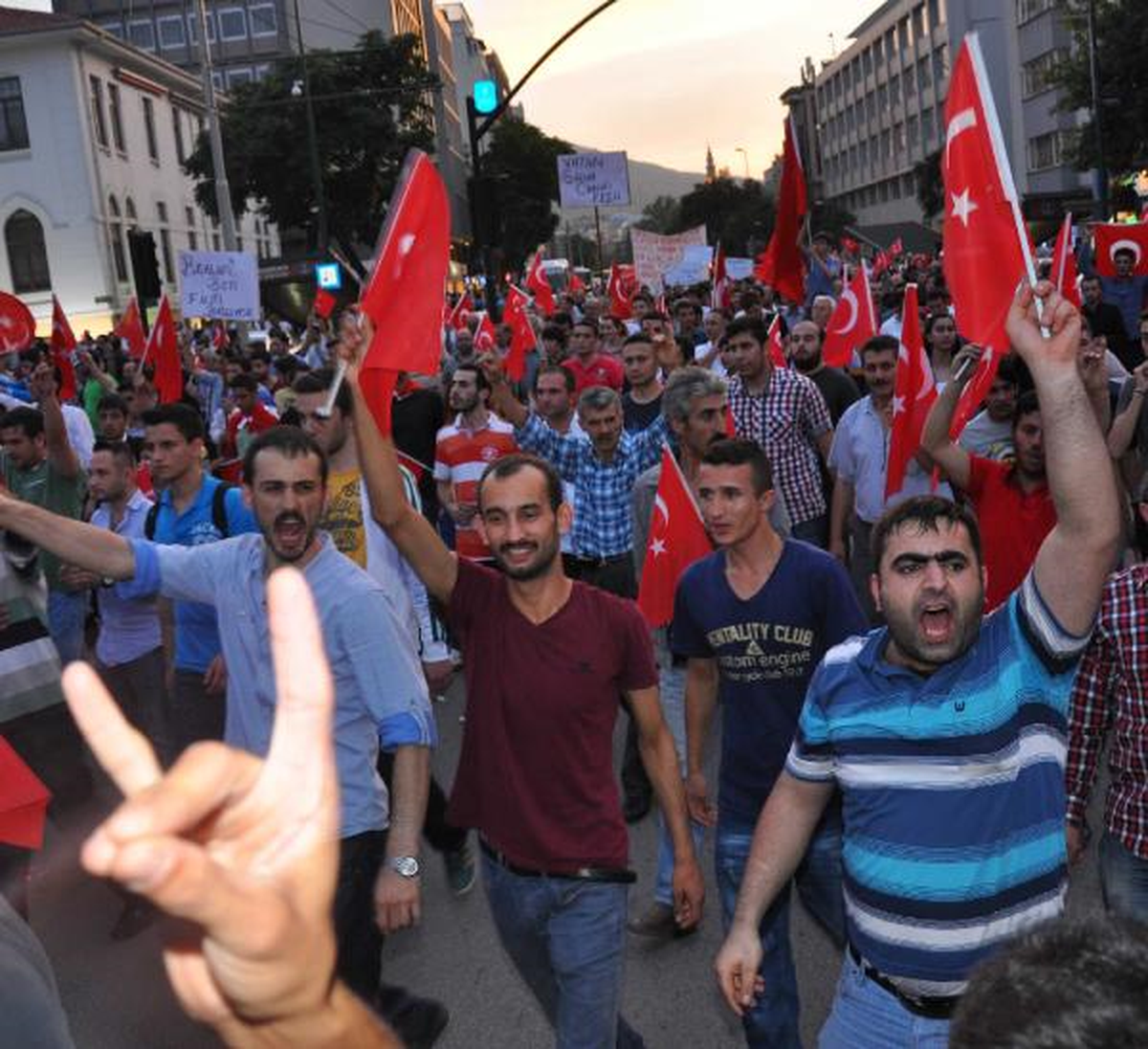 Bursa\'da Bayrağa Saygı Yürüyüşüne 2 Bin Kişi Katıldı