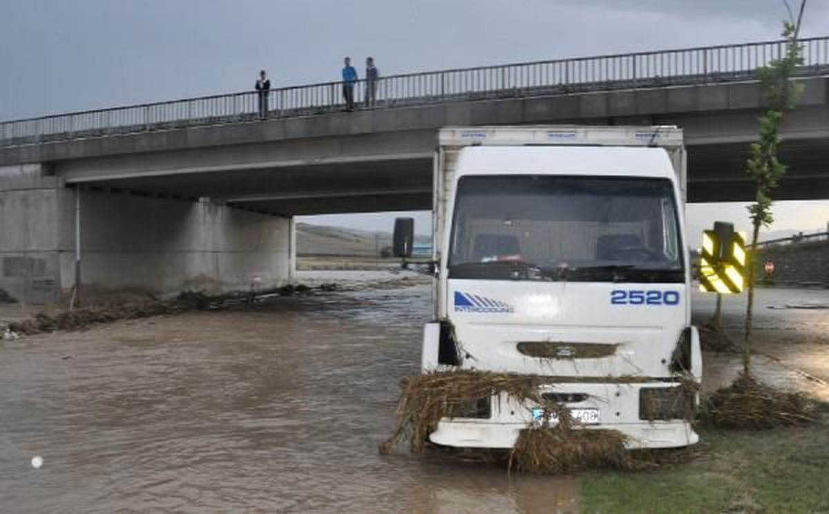 Denizli-Aydın Karayolu Sel Nedeniyle Ulaşıma Kapandı