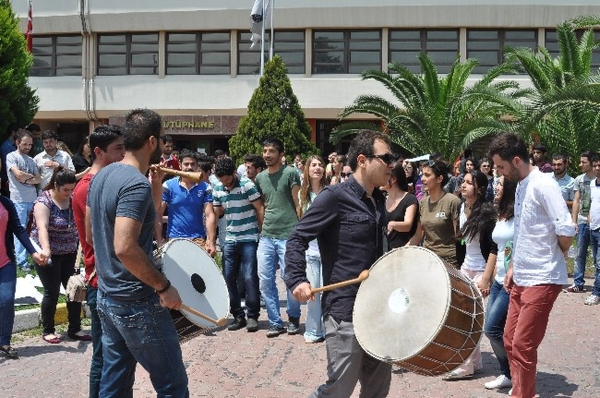 Ege\'de Halaylı Formasyon Eylemi