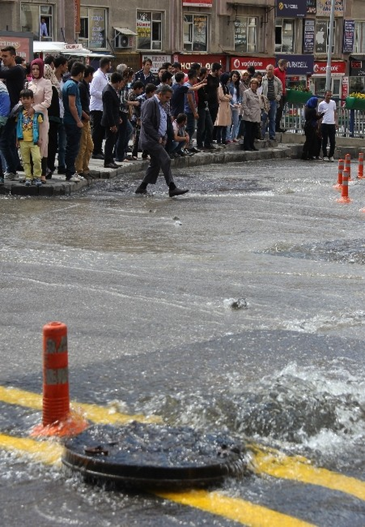 Erzurum\'da Su Şebekesi Patladı, Cadde Sular Altında Kaldı
