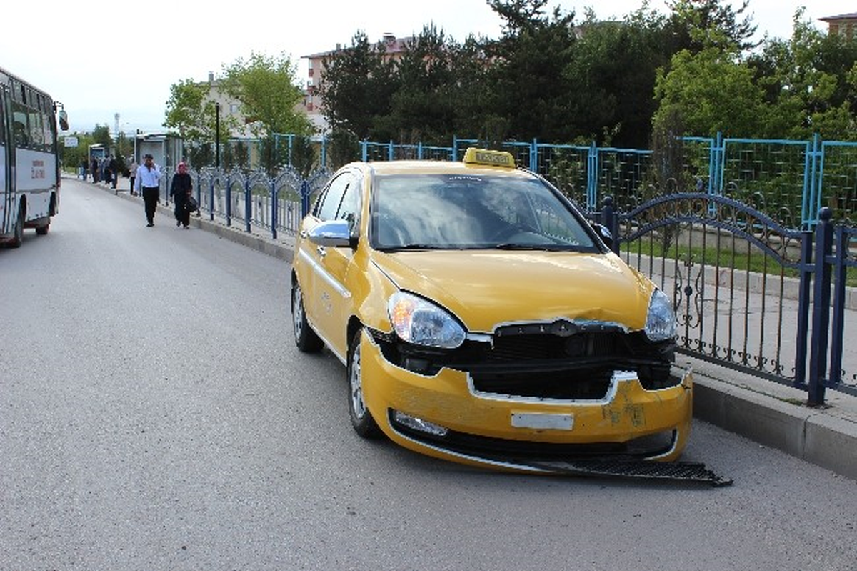 Erzurum\'da Trafik Kazası Ucuz Atlatıldı