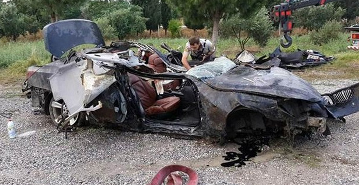 Foça\'da Aşırı Hız Kazası: 2 Ölü, 1 Yaralı