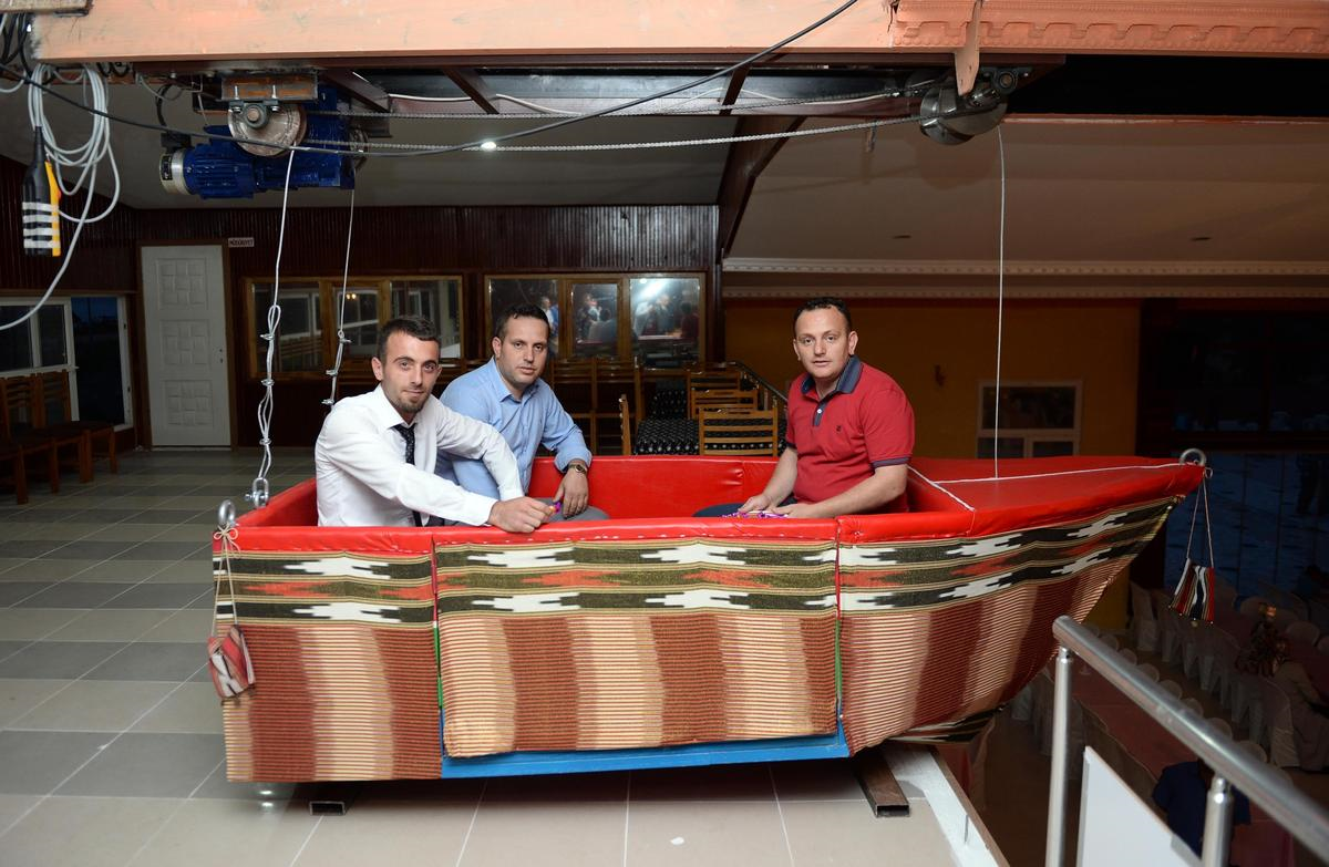 Gelinle Damat Düğün Salonuna Kayıkla İndiriliyor