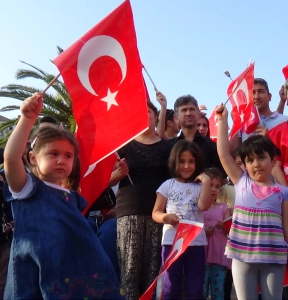 Giresun\'da Lice\'de İndirilen Türk Bayrağı İçin Eylem Yapıldı.