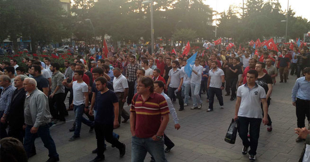 HDP Sakarya İl Binasına Türk Bayragı Astılar