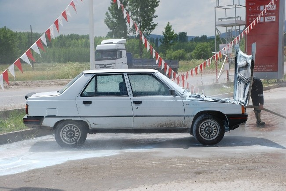 Hisarcık\'ta Park Halindeki Otomobilde Yangın