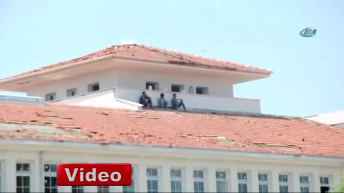 Sakarya\'da İşçiler 20 Saattir Çatıda Eylem Yapıyor