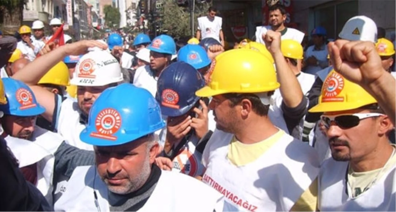 İşçiler, Türk-İş Genel Merkezi\'ni Bastı
