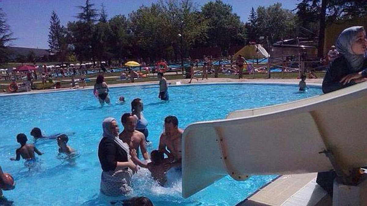 İspanya\'da Tesettürle Havuza Girmeye Yasak