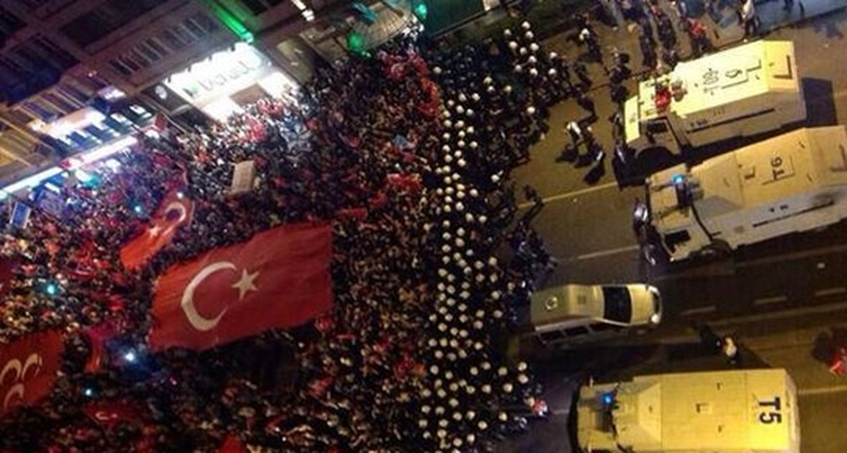 Mecidiyeköy\'de Bayrağa Saygı Yürüyüşü