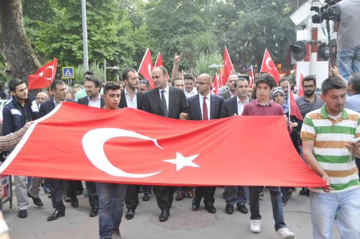 İzmit\'te Bin Kişilik Bayraga Saygı Yürüyüşü