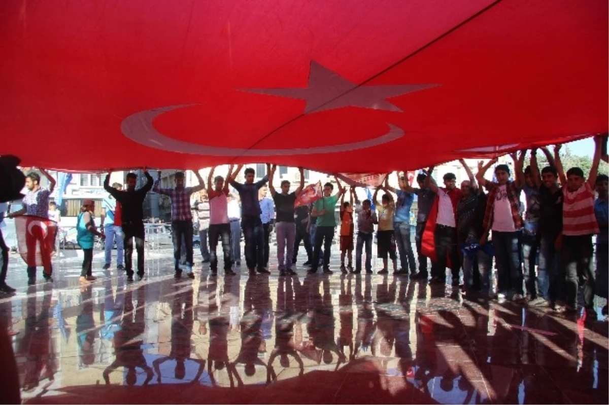 Kilisliler, Lice\'de Türk Bayrağının İndirilmesini Protesto Etti