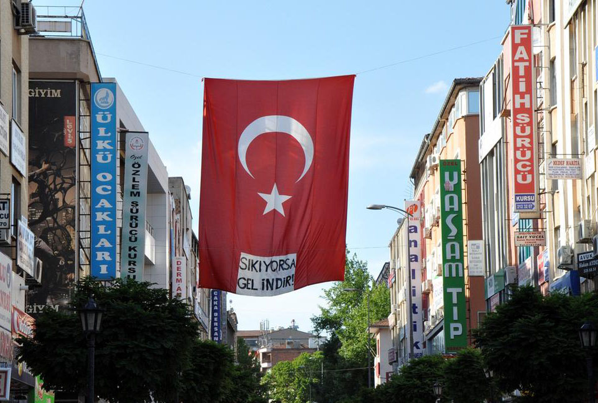 Kırıkkale\'de Bayrağa \'Sıkıyorsa Gel İndir\' Yazdılar
