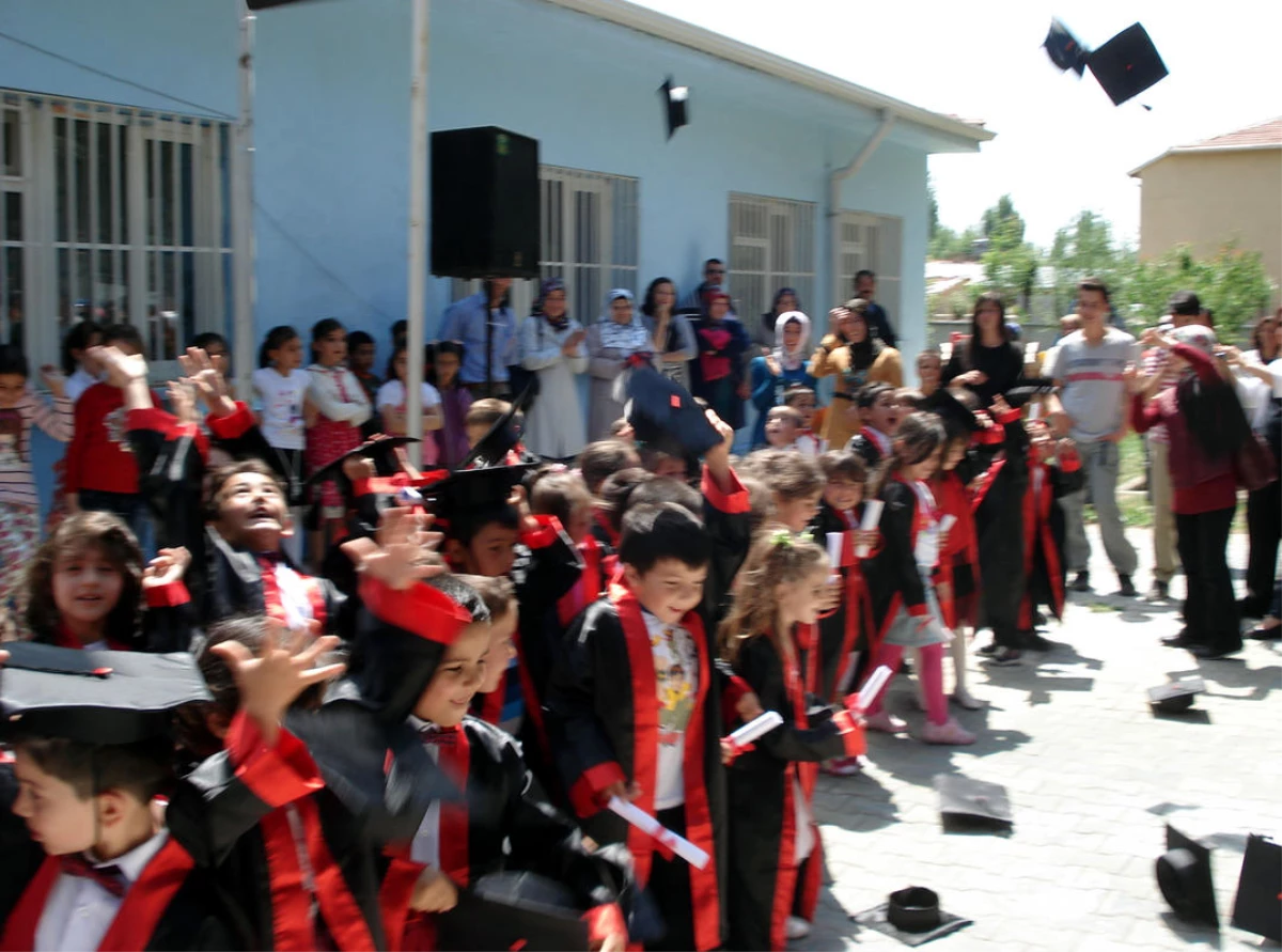 Mahmudiye\'de Okul Öncesi Öğrencilerinin Mezuniyet Sevinci
