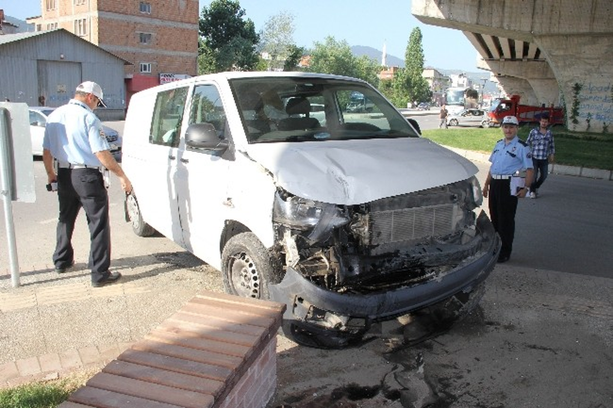 Minibüs, Otomobil ve Gardiyana Çarptı: 2 Yaralı
