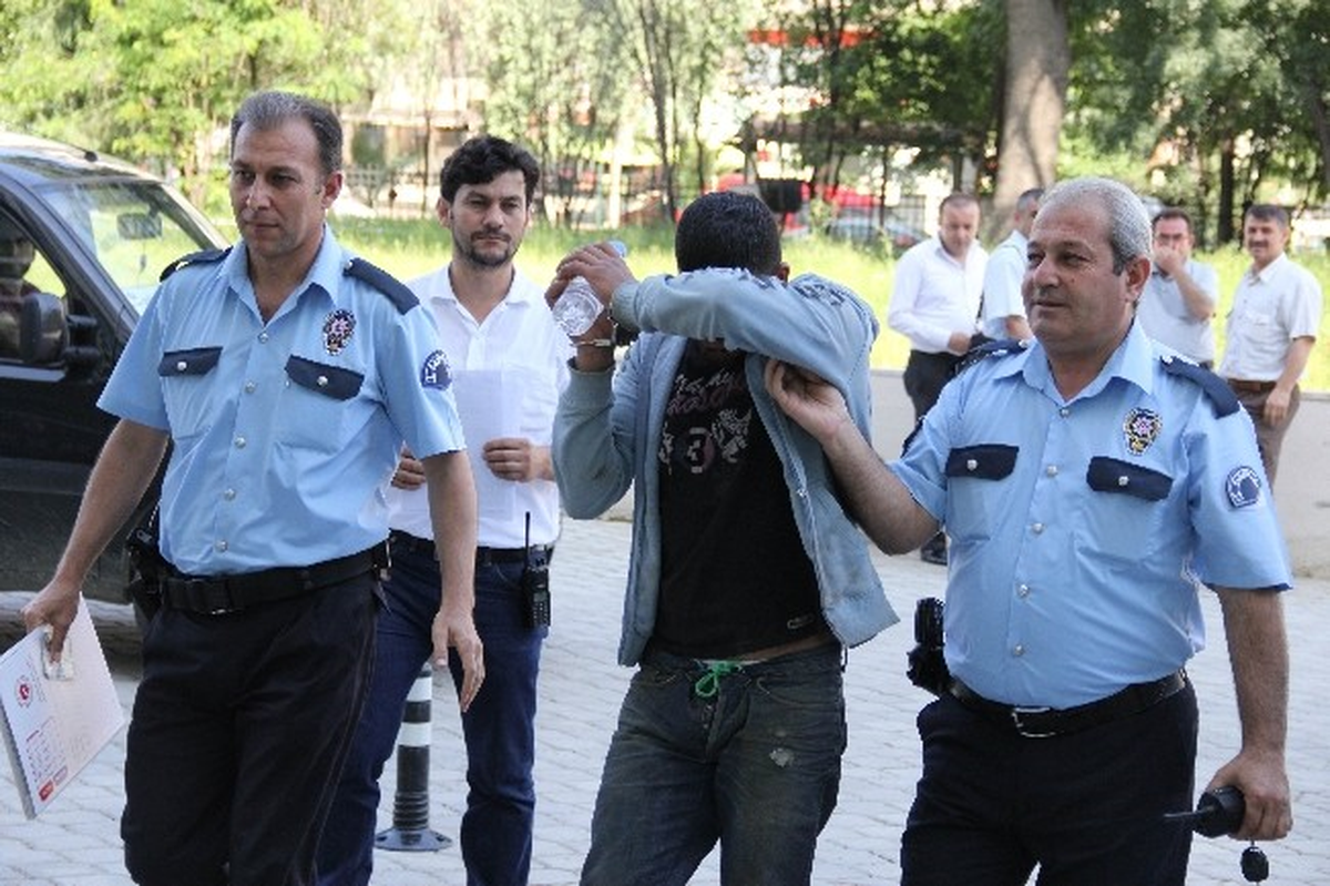 Polis Aracının Camını Kıran Genç Yakalandı